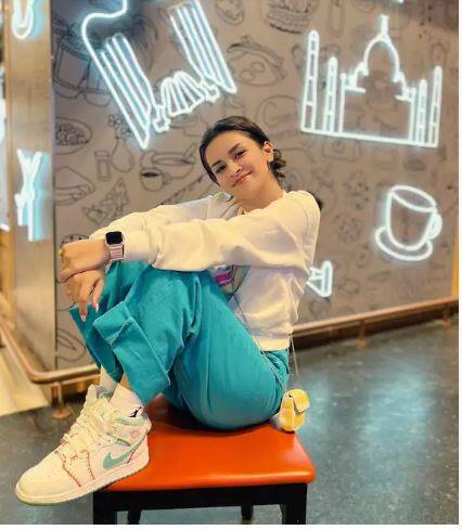 ਇਨ੍ਹਾਂ ਤਸਵੀਰਾਂ 'ਚ ਅਵਨੀਤ ਕੌਰ ਮਸਤੀ ਭਰੇ ਮੂਡ 'ਚ ਨਜ਼ਰ ਆ ਰਹੀ ਹੈ। ਉਸ ਦੀ ਇਹ ਅਦਾ ਦੇਖ ਕੇ ਲੋਕ ਉਸ ਦੇ ਦੀਵਾਨੇ ਹੋ ਰਹੇ ਹਨ।