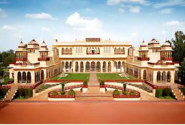 जयपूरच्या आलिशान रामबाग पॅलेसने (Rambagh Palace) 2021 मध्ये सर्वोत्कृष्ट लक्झरी हॉटेलचा किताब पटकावला आहे. तसेच हे भारतातील सर्वात महागडे हॉटेल मानलं जातं. हा सुंदर राजवाडा एकेकाळी जयपूरच्या राजाचं निवासस्थान होतं. हा राजवाडा 1835 मध्ये बांधला गेला. त्यानंतर 1925 मध्ये रामबाग पॅलेस हे जयपूरच्या महाराजांचं निवासस्थान बनलं.