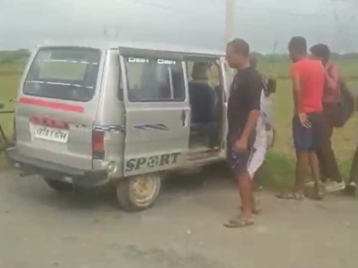 Auraiya News School van accident children trapped in van were pulled out ANN Auraiya Accident: स्कूल जा रही वैन खंभे से टकराई, घायल बच्चों को अस्पताल में कराया गया भर्ती