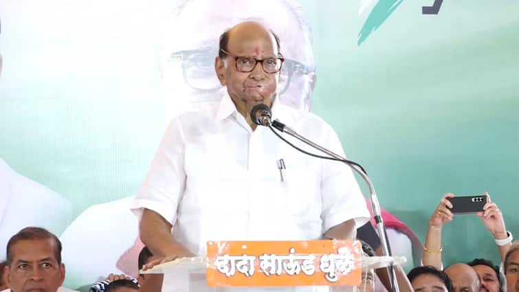 Maharashtra News Dhule Sharad Pawar's criticism on the different role of the governor in two years Sharad Pawar in Dhule : दोन वर्षांतील राज्यपालांच्या वेगवगेळ्या भूमिकेवर शरद पवारांचं टीकास्र, पहा नेमकं काय म्हणाले... 