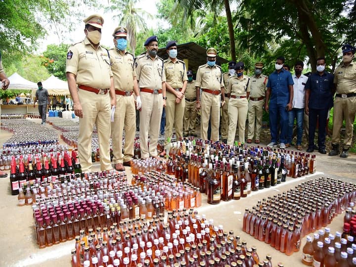 Arrest Of Constables Who Diverted Alcohol, Transfer To Remand Constables Crime: మద్యం పక్కదారి పట్టించిన కానిస్టేబుళ్ల అరెస్టు, రిమాండ్ కు తరలింపు!