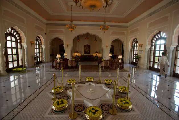 या हॉटेलमधील वेगवेगळ्या खोल्यांचे आणि स्वीट्सचे भाडे 2.5 लाख ते 10 लाख रुपयांपर्यंत आहे. यात ड्रेसिंग एरियासह रॉयल डायनिंग रूम आणि मास्टर बेडरूम देखील आहे.