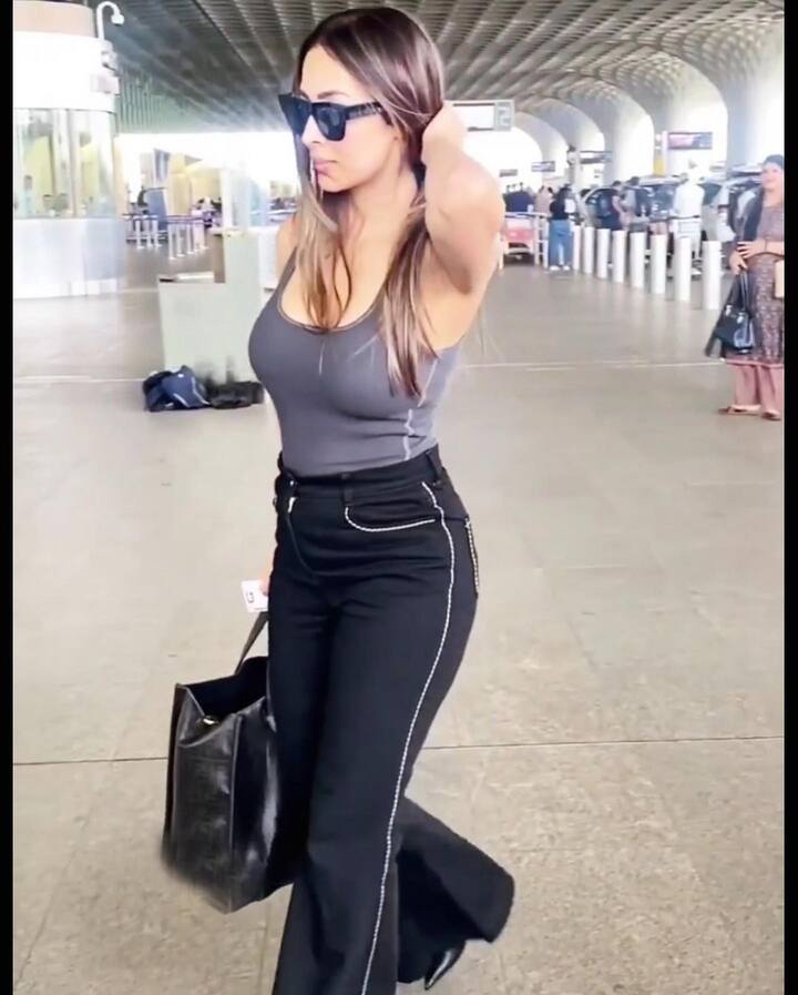 મલાઈકાનો  એરપોર્ટ લૂક વાયરલ થયો છે. હાલમાં જ અભિનેત્રી મુંબઈ એરપોર્ટ પર જોવા મળી હતી.