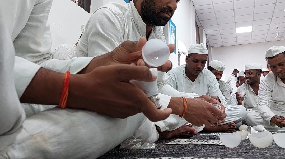 Jabalpur News: गुनाह से सने हाथ फैलाएंगे लोगों के घरों में उजियारा, जबलपुर में कैदियों ने बनाया LED बल्ब