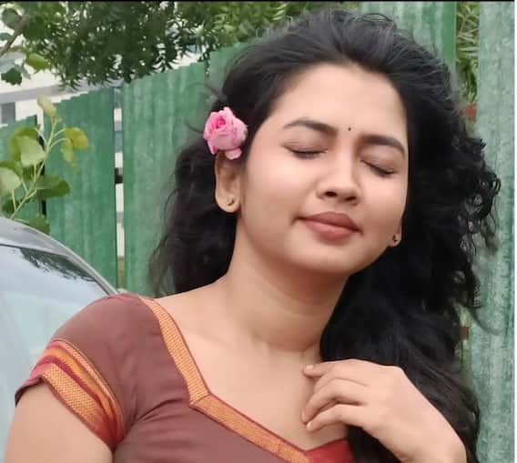 मीराचा भन्नाट अंदाज, या स्माईलवर चाहते फिदा