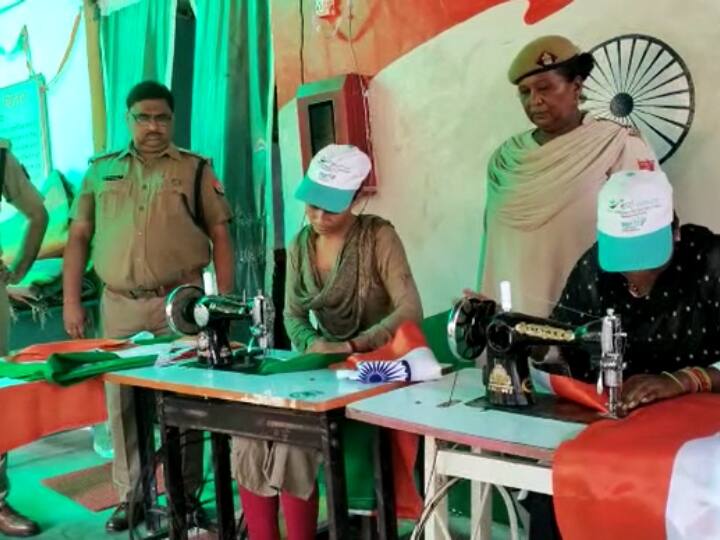 agra jail inmates are making tri colours for 75th independence day ann Agra News: आजादी के 75 साल पूरे होने पर कैदियों में भी उत्साह, जेल के अंदर ही बना रहे हैं तिरंगा