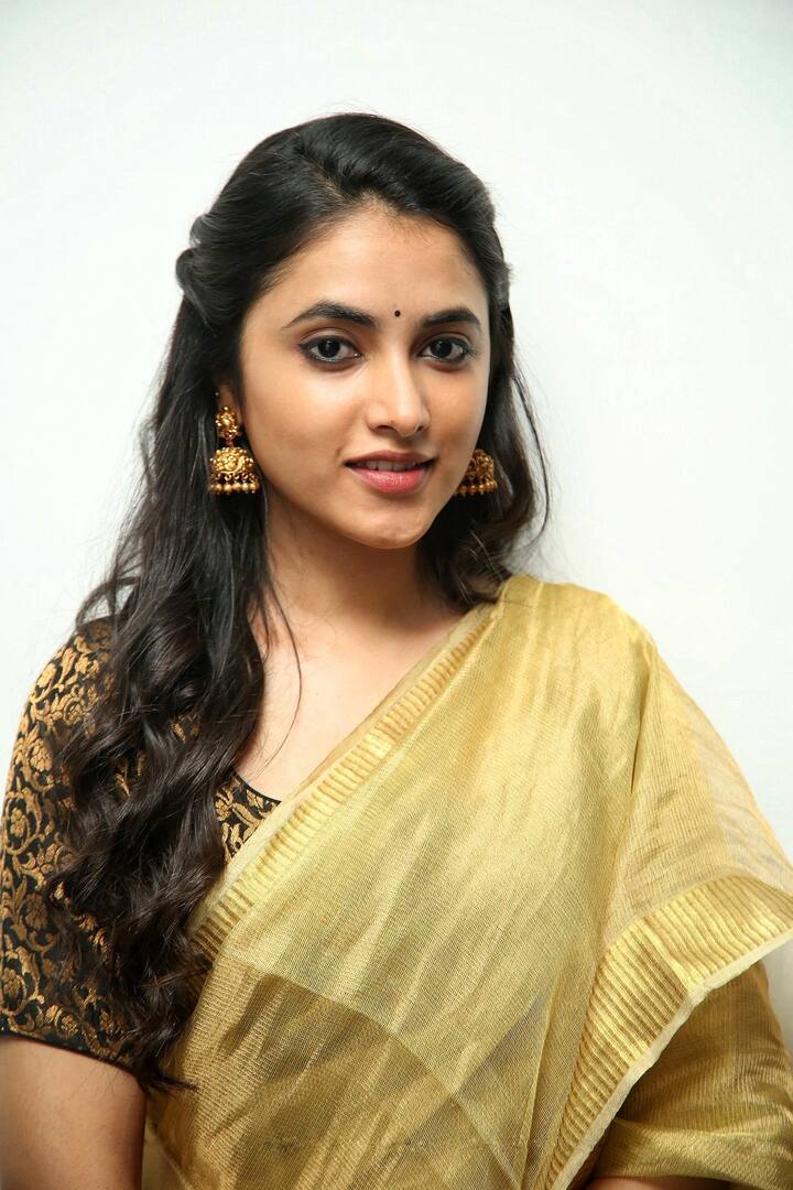 பூக்கள் தூவும் மேகம் போலே வானில் ஊர்கின்றாள்...