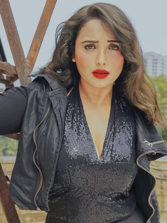 ब्लैक ड्रेस में बला की खूबसूरत लगती हैं रानी चटर्जी