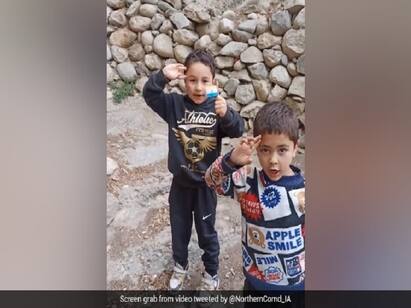 Video Kashmir Children Sing National Anthem Warm Hearts On Internet நாட்டுப்பற்றை வெளிப்படுத்திய காஷ்மீர் சிறுவர்கள்.. நெகிழ்ந்த ராணுவ வீரர்கள்.. வைரல் வீடியோ..