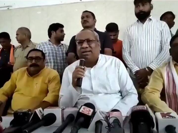 Viral video: Uttar Pradesh Minister Sanjay Nishad loses his cool, throws mic Viral video: మైక్ విసిరేసిన మంత్రి- కార్యకర్తలు మాట వినడం లేదని, వైరల్ వీడియో!