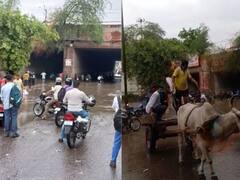 Delhi Waterlogging: दिल्ली में बारिश के बाद प्रह्लादपुर अंडरपास में भरा पानी, लोगों ने बैलगाड़ी से किया पार