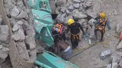 Perambalur 2 person  killed in rock and mud slide in quarry பெரம்பலூர் அருகே குவாரியில் பாறை, மண் சரிந்ததில் 2 பேர் உயிரிழப்பு