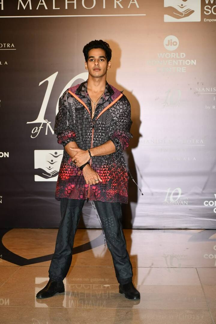 Ishaan looked stylish in printed kurta shirt and printed grey trousers with black shoes