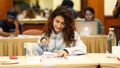 Photos: फिल्‍म Sam Bahadur की टीम से Vicky Kaushal ने मिलाया, री‍डिंग सेशन में मशगूल दिखीं Dangal Girls