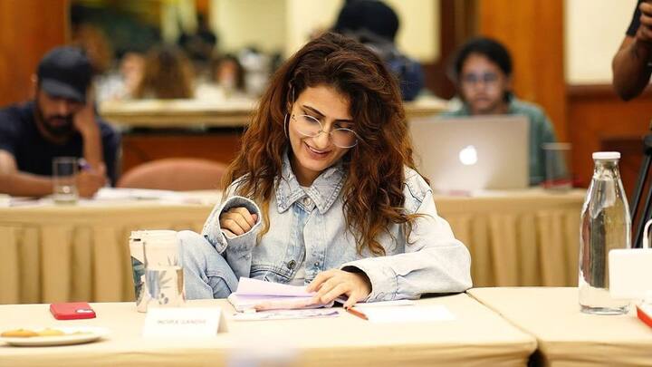 विक्‍की की 'सैम बहादुर' कई मायनों में दर्शकों के लिए बेहद खास होगी.  एक तो इस फिल्‍म में 'दंगल' गर्ल्‍स की जोड़ी फिर साथ देखने को मिलेगी. सेशन के दौरान फातिमा सना शेख स्क्रिप्‍ट देखकर मुस्‍कुराती नजर आईं.