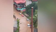मेंगलुरु के रिहायशी इलाकों में बारिश ने किया बुरा हाल, घरों के अंदर 'सैलाब' | Karnataka Rains