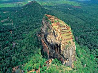 Declining tourist arrivals in Sri Lanka has reduced Srilankan government income Srilankan Crisis : இலங்கையில் வீழ்ச்சியடைந்த  சுற்றுலா பயணிகள் வருகை.. நிலவரம் என்ன?