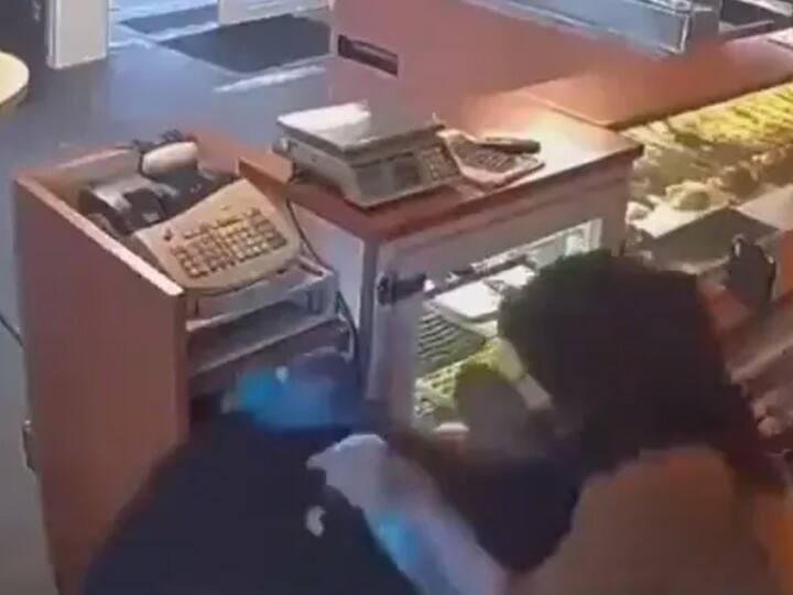 woman fights back thief with cleaning towel video goes viral Viral Video: கொள்ளையடிக்க வந்தவர்களிடம் அதிரடி காட்டிய பெண்.. சில்லறை சிதறவிடும் நெட்டிசன்கள்..