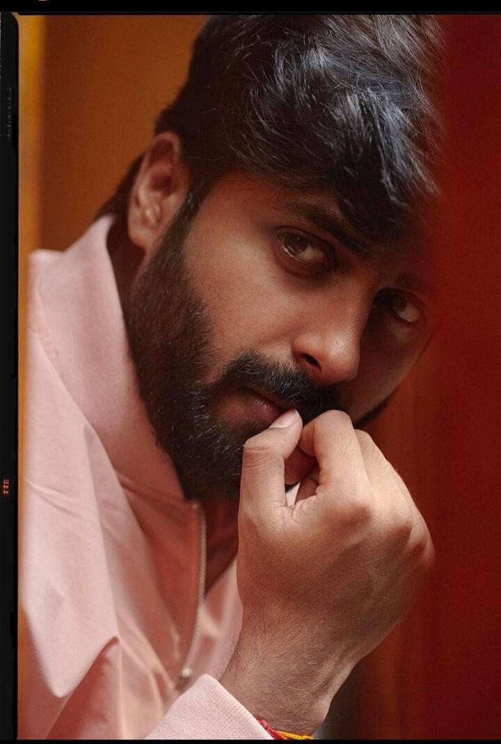 அழகன்தான் அவன்தான் அவன்தான் அழகா அளவா அவன் சிரிப்பானே அட அழகன் தானே….ஏ…..ஏ……ஏ….