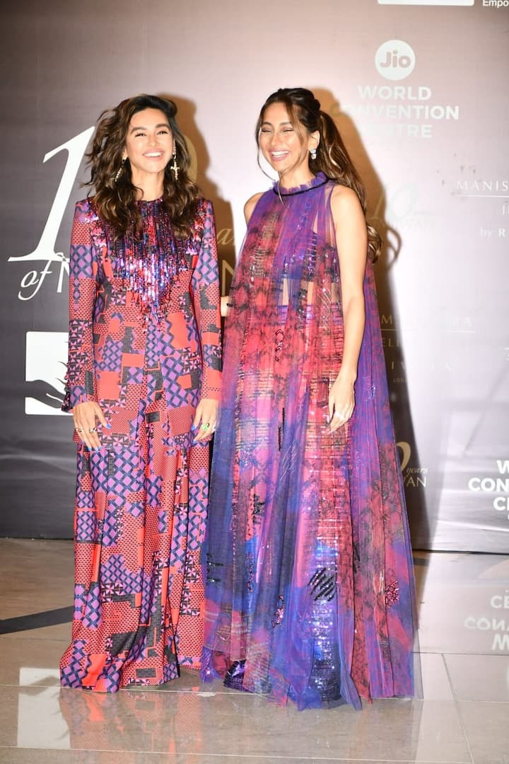 While Anusha chose to tie her hair in a high ponytail, Shibani chose an open wavy hair look