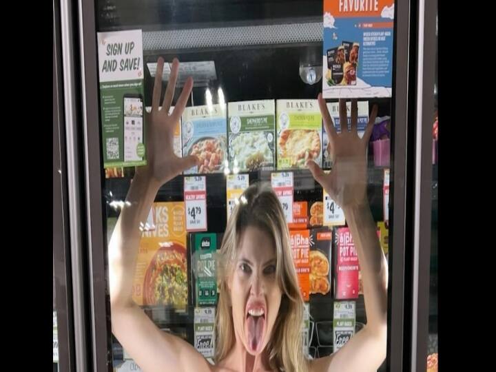 Amanda Cerny goes topless in a grocery shop to support Ranveer Singh Amanda Cerny Poses Naked: ரன்வீருக்கு ஆதரவு! நிர்வாணமாக சூப்பர் மார்கெட்டில் நடமாடிய அமெரிக்க பிரபலம்!