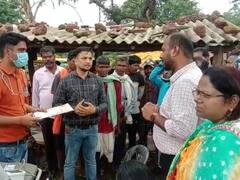 Balrampur: कलेक्टर और सीईओ ने अचानक किया हाट बाजार का दौरा, बच्चों को दी पेन और कॉपियां