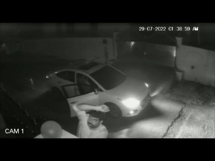 கரூரில்  அதிமுக வழக்கறிஞர் வீட்டின் முகப்பு விளக்கு சேதம் - சிசிடிவியில் சிக்கிய சக வழக்கறிஞர் கைது