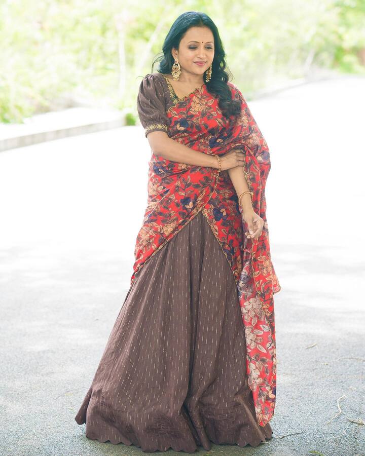 సుమ చేసిన స్టార్ మహిళ షో చాలా ఫేమస్ అయ్యింది.  Image Credit: Suma Kanakala/ Instagram