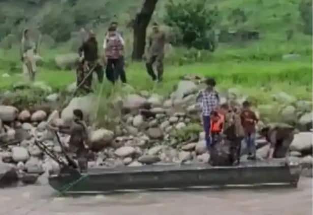 army rescues 30 people trapped in jammu kashmir flash floods Jammu-Kashmir Flood : जम्मू काश्मीरमध्ये मुसळधार पावसामुळे पूर, सैन्याने बचावकार्यात 30 जणांचे प्राण वाचवले