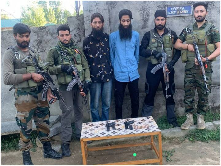 Jammu Kashmir Baramulla Two Hybrid Terrorists LeT arrested in Rafiabad Sopore ANN Jammu Kashmir में सुरक्षाबलों को मिली बड़ी कामयाबी, हथियार समेत लश्कर-ए-तैयबा के दो आतंकी गिरफ्तार