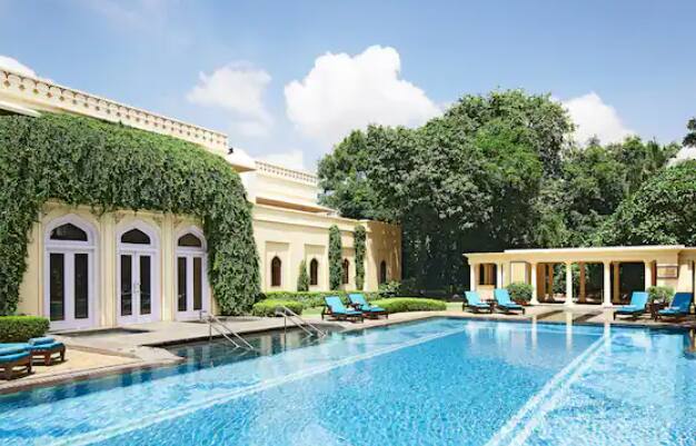 त्यानंतर 1957 मध्ये महाराजा सवाई मान सिंह यांनी या महालाचं आलिशान हॉटेल बनवलं. हा राजवाड 47 एकरमध्ये पसरलेला आहे.