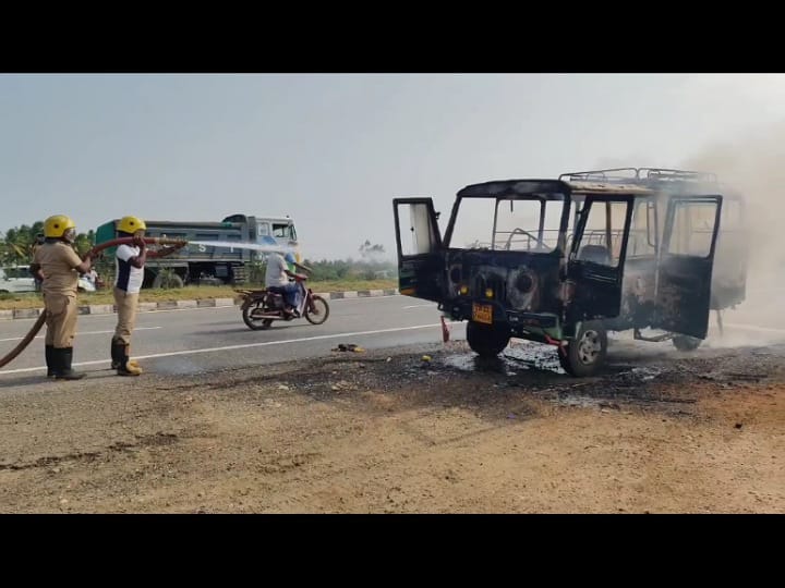 கரூரில்  திடீரென தீப்பிடித்து எரிந்த வேன் - உயிர் தப்பிய தொழிலாளர்கள்