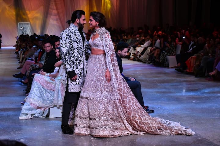 রণবীর পরেছিলেন কালো শেরওয়ানি, দীপিকা লেহঙ্গা। দুজনের পোশাকেই চিকনকারির কাজ 'কমন ফ্যাক্টর'।