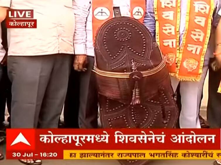 As soon as Uddhav Thackeray name mentioned Shiv Sainiks of Kolhapur showed Kolhapuri chappals to the Governor Kolhapur News : उद्धव ठाकरेंनी नाव घेताच कोल्हापूरच्या शिवसैनिकांनी राज्यपालांना कोल्हापुरी चप्पल दाखवले!