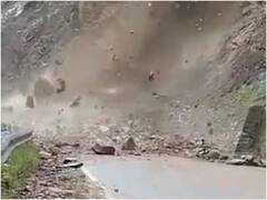Landslide in Rudraprayag: लैंडस्लाइड के चलते पहाड़ी से 'झरने' की तरह गिरे बोल्डर, रुद्रप्रयाग-गौरकुंड हाईवे बंद, देखें वीडियो