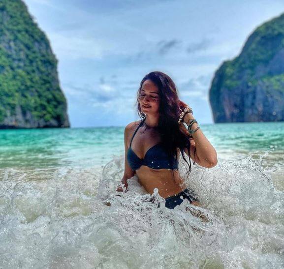 શાનવી શ્રીવાસ્તવ જેણે પોતાના અભિનયથી બધાને દિવાના બનાવી દીધા છે તેને કોઈ પરિચયની જરૂર નથી. શાનવી તેલુગુ અને કન્નડ ફિલ્મોમાં મોટું નામ બની ગઈ છે.