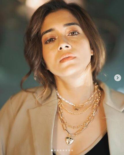 ਇਸ ਦੇ ਨਾਲ ਹੀ ਇੱਛਾ ਨੇ ਸੋਸ਼ਲ ਮੀਡੀਆ 'ਤੇ ਆਪਣੀ ਇੱਕ ਅਜਿਹੀ ਫੋਟੋ ਸ਼ੇਅਰ ਕੀਤੀ ਹੈ, ਜਿਸ 'ਚ ਉਹ ਬਰੇਲੇਟ ਪਹਿਨ ਕੇ ਕੋਟ ਦਾ ਬਟਨ ਖੋਲ੍ਹ ਕੇ ਕੈਮਰੇ ਦੇ ਸਾਹਮਣੇ ਪੋਜ਼ ਦੇ ਰਹੀ ਹੈ। ਖਾਸ ਗੱਲ ਇਹ ਹੈ ਕਿ ਟੀਨਾ ਇਹ ਬੋਲਡ ਪੋਜ਼ ਦਿੰਦੀ ਨਜ਼ਰ ਆਈ। ਵੇਖੋ ਅਦਾਕਾਰਾ ਦੇ ਬੋਲਡ ਫੋਟੋਸ਼ੂਟ ਦੀਆਂ ਤਸਵੀਰਾਂ।