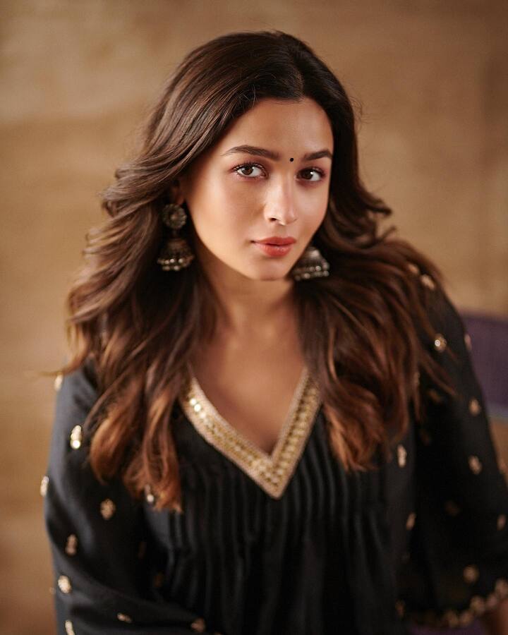 आलिया भट्ट ये तस्वीरें उनके लेटेस्ट फोटोशूट के दौरान की हैं, जो उन्होंने अपनी आने वाली फिल्म डार्लिंग के प्रमोशन से पहले क्लिक कराई हैं.