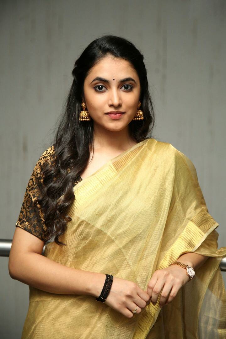 புடவை சூடும் ஒரு பிறை நிலவு....