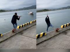 Funny Video: ਮੱਛੀਆਂ ਫੜਨ ਦੇ ਚੱਕਰ ਵਿੱਚ ਪਾਣੀ 'ਚ ਡਿੱਗ ਗਿਆ ਵਿਅਕਤੀ, ਵੀਡੀਓ ਦੇਖ ਕੇ ਹੱਸ-ਹੱਸ ਕਮਲੇ ਹੋ ਜਾਉਗੇ ਤੁਸੀਂ