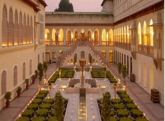Jaipur Rambagh Palace : राजस्थानची राजधानी जयपूरचे सौंदर्य जगभर प्रसिद्ध आहे. येथे पर्यटनासाठी अनेक प्रसिद्ध ऐतिहासिक ठिकाणं आहेत. इथे वर्षभर पर्यटकांची गर्दी असते.