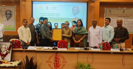 Nashik news : विद्यार्थ्यांचा संप घडवून आणणारे कॉम्रेड श्रीपाद डांगे, नाशिक जिपकडून कार्याचा गौरव 