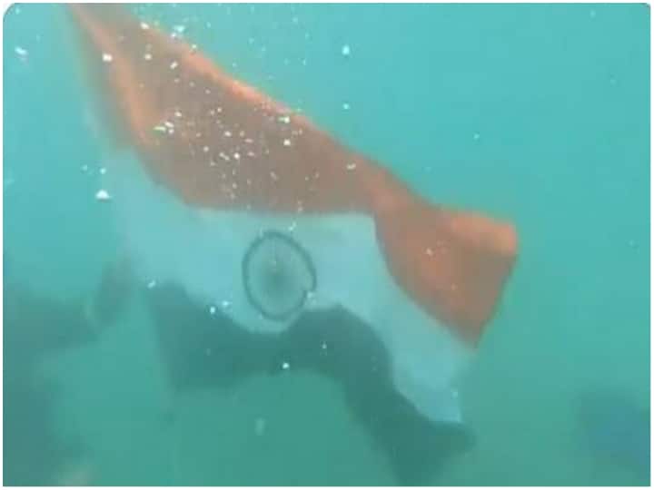 Indian Coast Guard hoisted flag under sea as part of Har Ghar Tiranga Campaign Har Ghar Tiranga Campaign: समुद्र के अंदर इंडियन कोस्ट गार्ड ने 'हर घर तिरंगा' अभियान के तहत फहराया झंडा