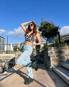 Rubina Dilaik Pics: क्रॉप टॉप और डेनिम जीन्स में रुबीना दिलैक का ग्लैमरस लुक उड़ा देगा होश, फोटो देख फैंस भी हुए मदहोश