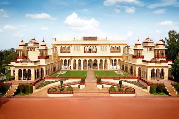 इसके साथ ही अगर आप गेम के शौकीन हैं तो यहां पोलो गोल्फ, जीवा ग्रांडे स्पा, जकूजी, इंडोर, आउटडोर स्विमिंग, वॉकिंग ट्रेल, फिटनेस हब, योग मंडप में योग आदि की सुविधा भी उपल्बध है.