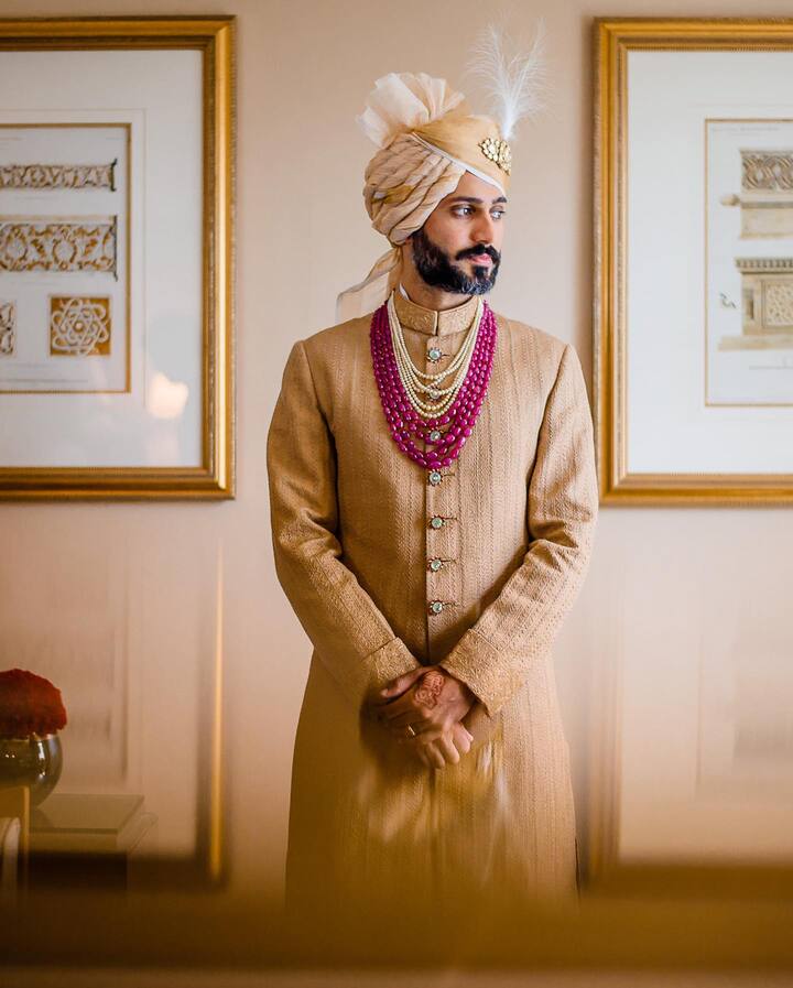 सोनम ने अपने पति की बास्केटबॉल खेलने से लेकर अपनी शादी से पति की दुल्हे के लुक वाली तस्वीरें भी शेयर की है.