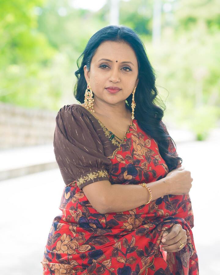 యాంకర్ గా అన్ని షోస్ చేస్తూ ఎంతో మంది అభిమనులని సొంతం చేసుకుంది సుమ కనకాల. Image Credit: Suma Kanakala/ Instagram