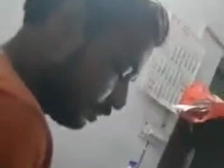 Meerut DUDA employee took bribe in the name of PM Awas YOjana DM took action ANN Meerut News: मेरठ में पीएम आवास के नाम पर रिश्वत का खेल, नोट गिनते डूडा कर्मी का वीडियो वायरल