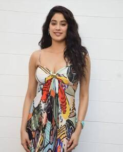 ਕਲਰਫੁੱਲ ਡਰੈੱਸ 'ਚ Good Luck Jerry ਦਾ ਪ੍ਰਮੋਸ਼ਨ ਕਰਨ ਪੁੱਜੀ Janhvi Kapoor, ਖੂਬਸੂਰਤ ਅਦਾਵਾਂ ਜਿੱਤ ਲੈਣਗੀਆਂ ਦਿਲ!