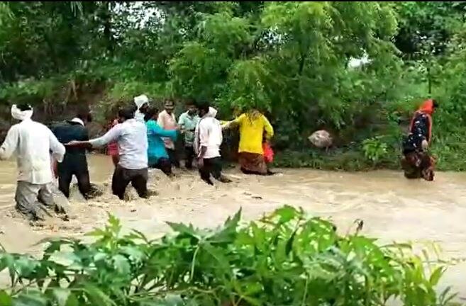 Beed Rain : बीड जिल्ह्यात मुसळधार पाऊस, पुराच्या पाण्यातून शेतकऱ्यांसह मजुरांचा जीवघेणा प्रवास 